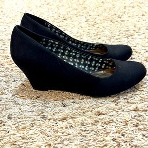 Black wedges